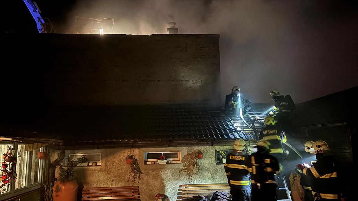 V Mělníku hořela garáž i s domem, škoda tři miliony