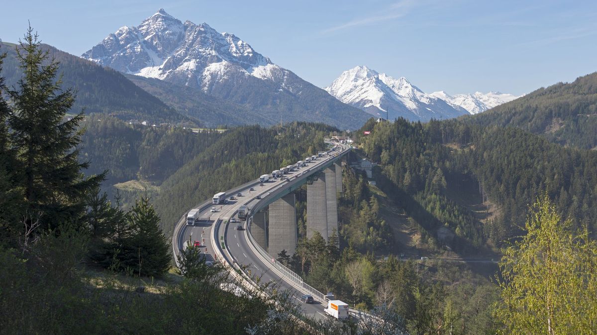 Řidič kamionu močil v Rakousku z dálničního mostu a zřítil se do 25metrové hloubky