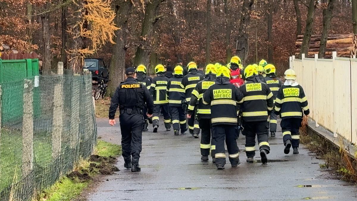 Rozsáhlou pátrací akci u Kladna ukončil svědek, seniora našel živého a zdravého