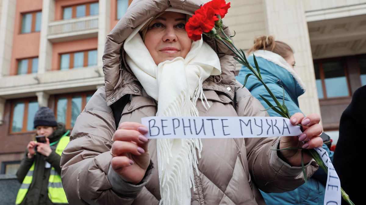 Manželky ruských vojáků se sešly před Kremlem. Policie z místa odvezla všechny novináře