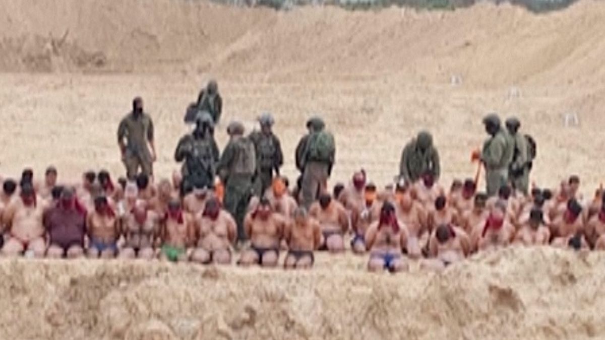 Záběry z Pásma Gazy ukazují sedící polonahé Palestince. Izrael mezi nimi identifikuje teroristy z Hamásu