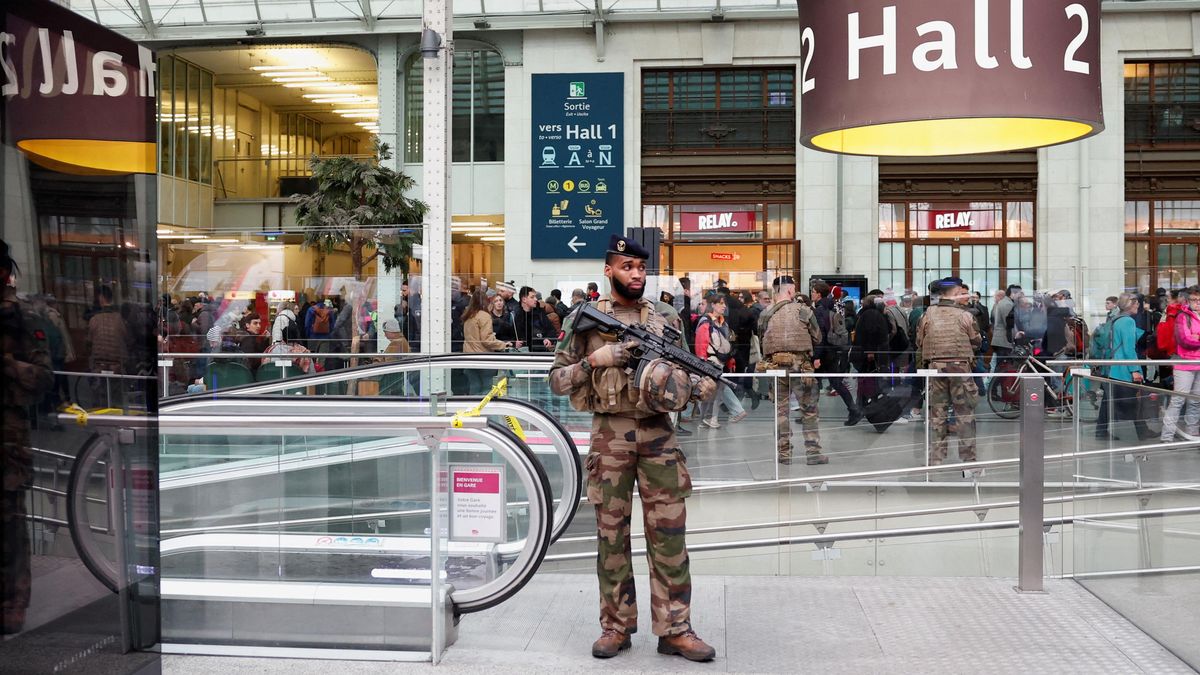 Muž útočil nožem na lidi na pařížském nádraží
