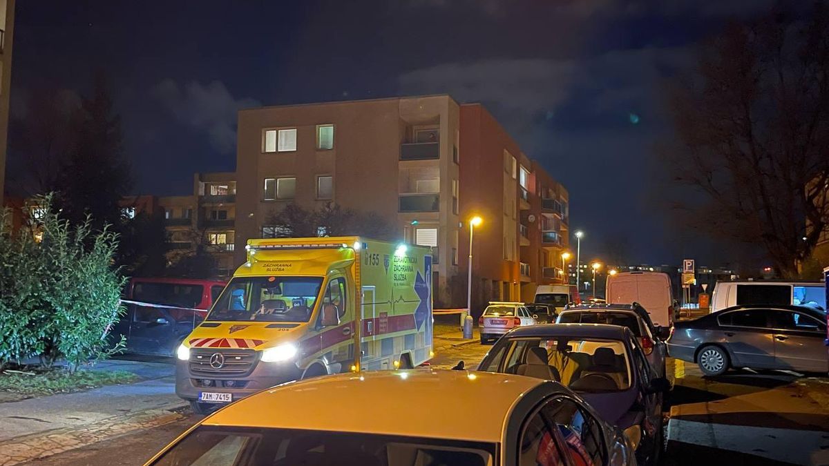 Na pražském Proseku našli polonahou svázanou ženu v autě