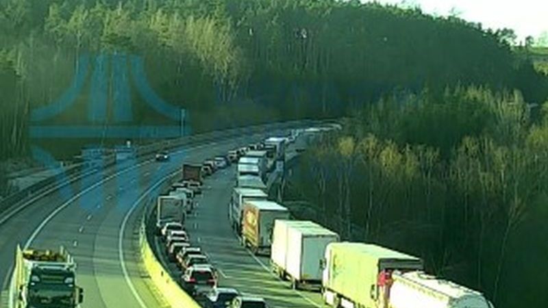 Střet dvou kamionů zavřel dálnici D1 na Vysočině