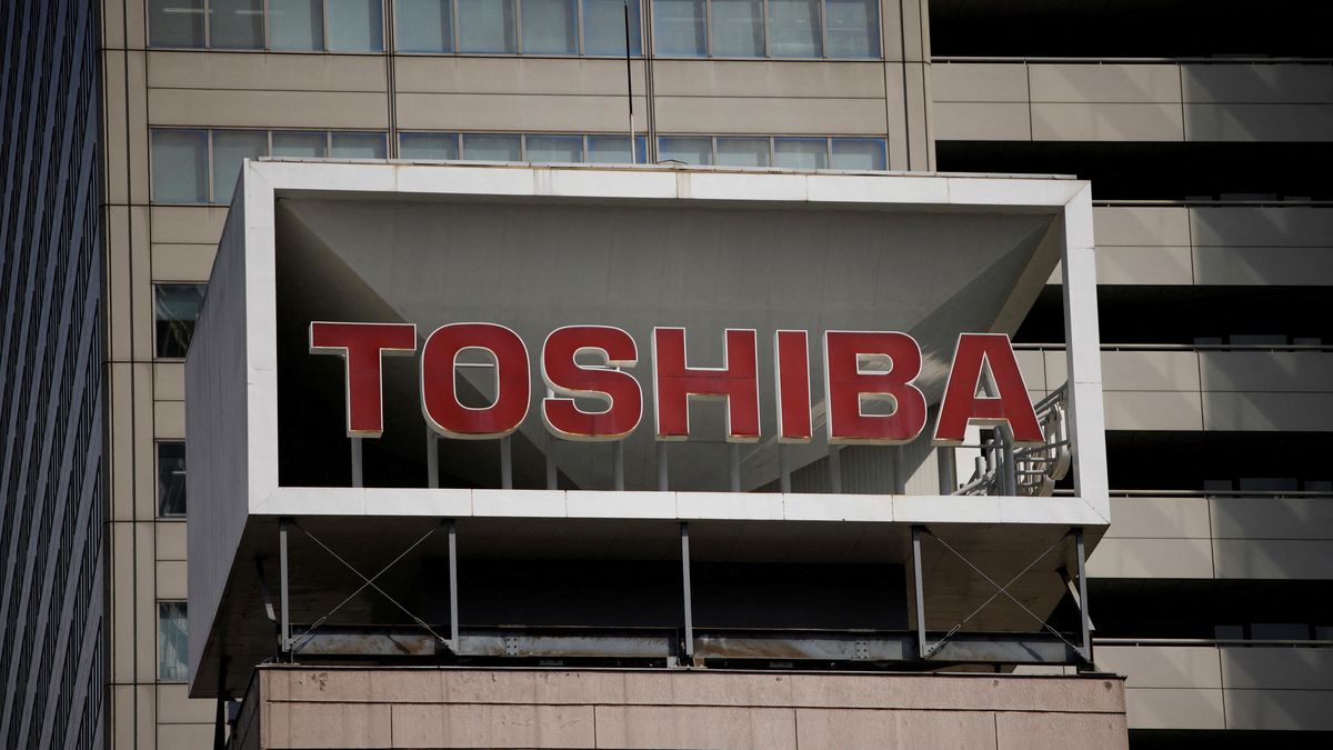 Akcie Toshiby po 74 letech stáhli z burzy