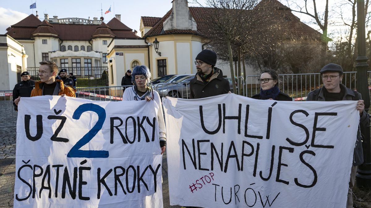 FOTO: Happening k dolu Turów: Už dva roky špatné kroky