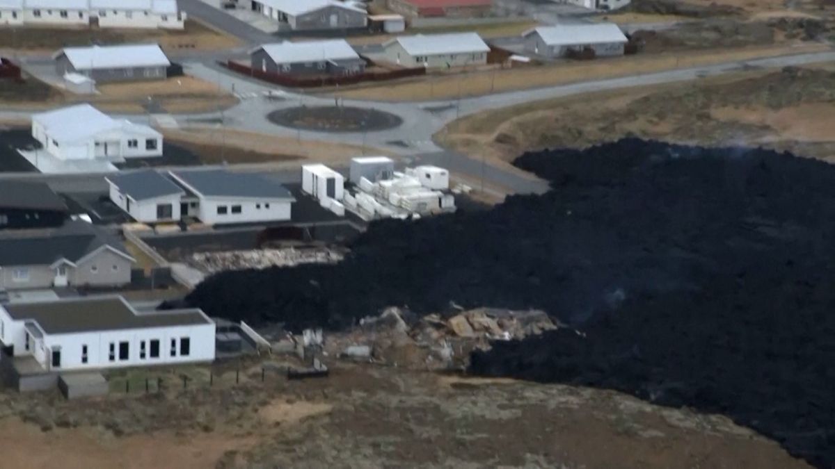 Láva ve městě Grindavík. Záběry z dronu ukazují zničené domy