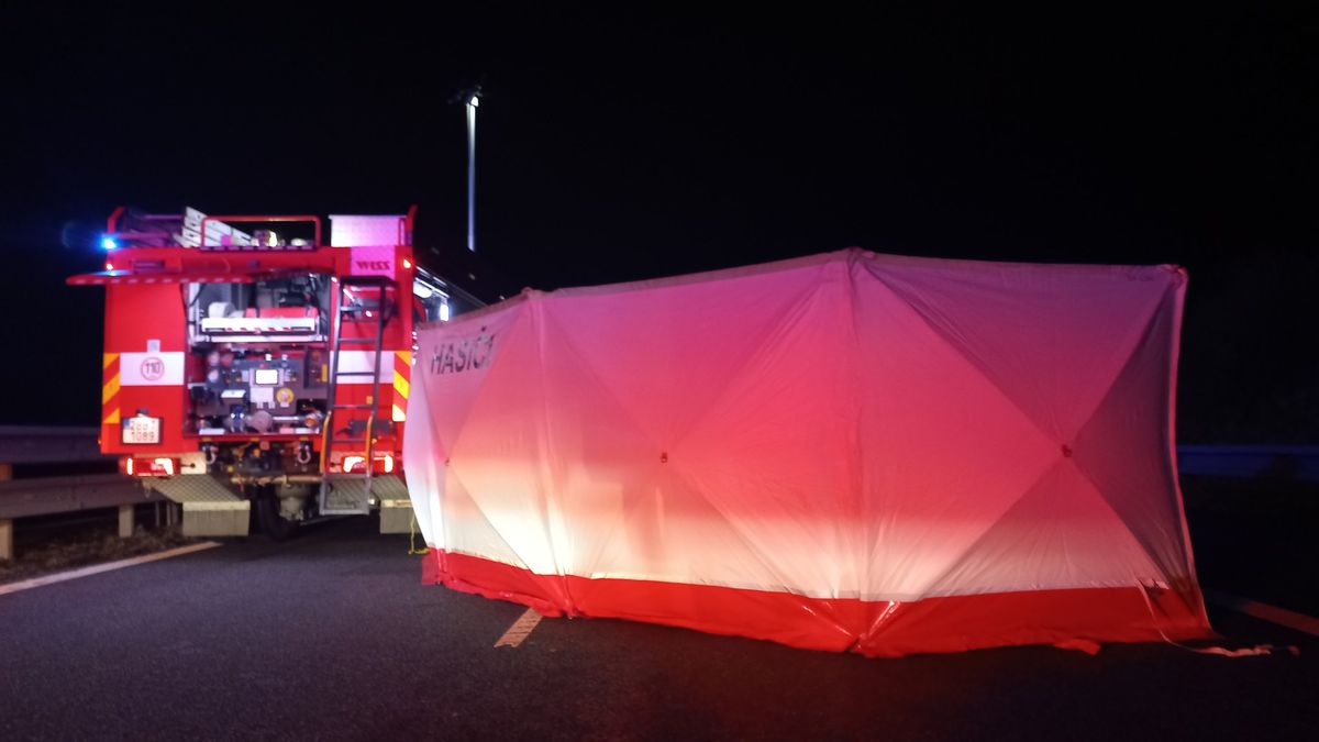 Na D1 narazila dodávka zezadu do kamionu, tři lidé zemřeli