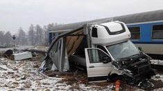 Na železničním přejezdu na Třebíčsku se srazila dodávka s vlakem