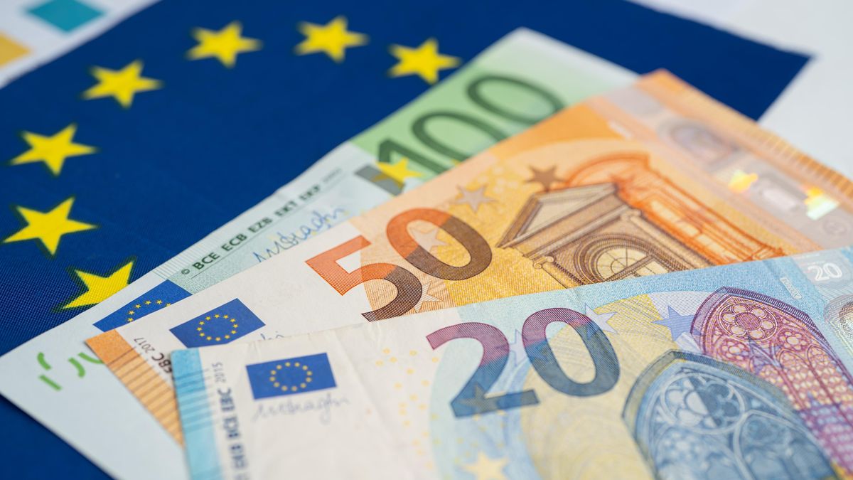 Česko plní jen jedno z kritérií pro zavedení eura, uvedla Evropská komise
