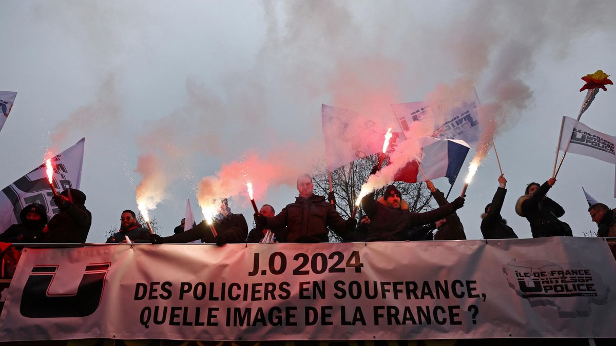 V Paříži demonstrovaly stovky policistů kvůli olympiádě. Hrozí, že jim poznamená dovolenou