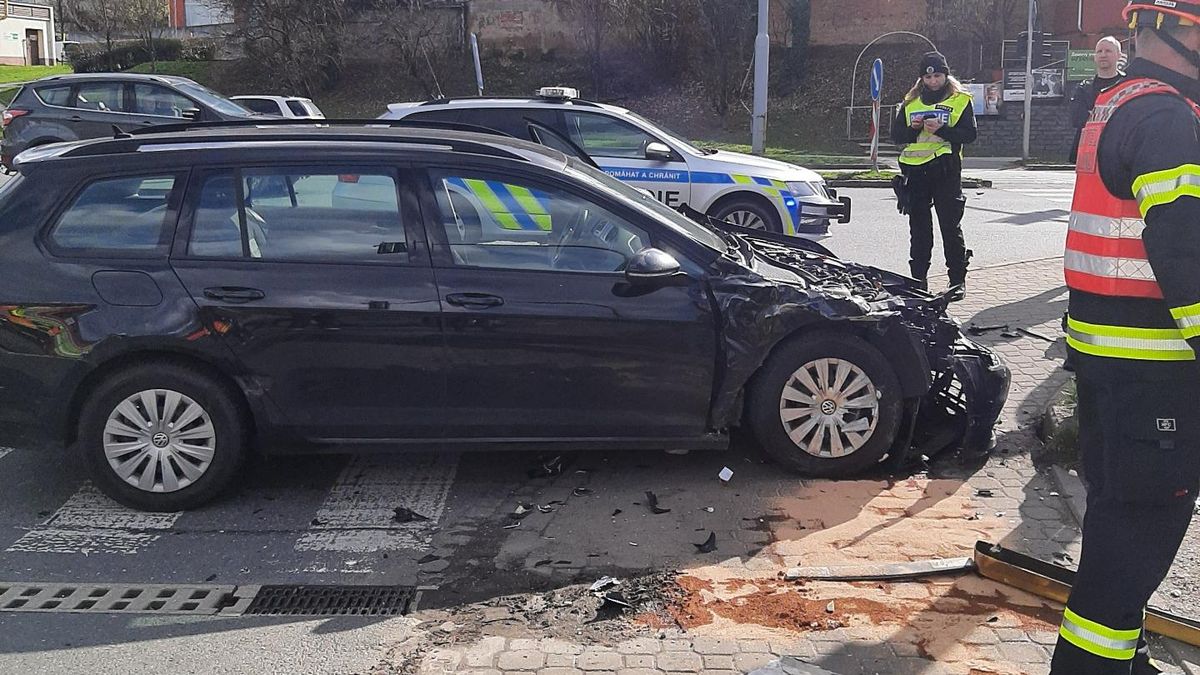 Ve Zlíně se srazil vlak s autem, to pak na přechodu porazilo chodkyni