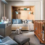 Neutrální barvy v dětském pokoji doplňuje jemný odstín světle modré