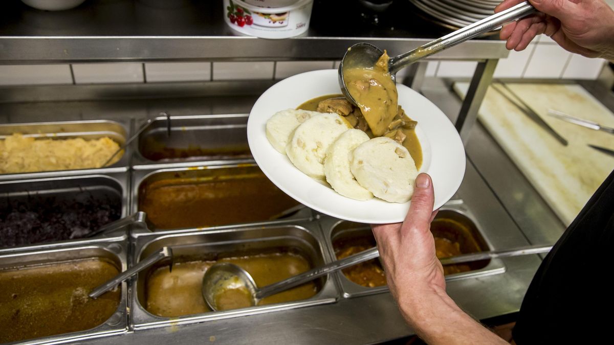 Obědy znovu zdražily. Restauratéři se brání, že zvedat ceny musí