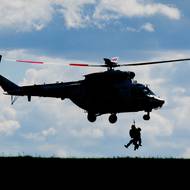 Záchranáři divákům předvedli rychlé vyzvednutí osoby ze země 