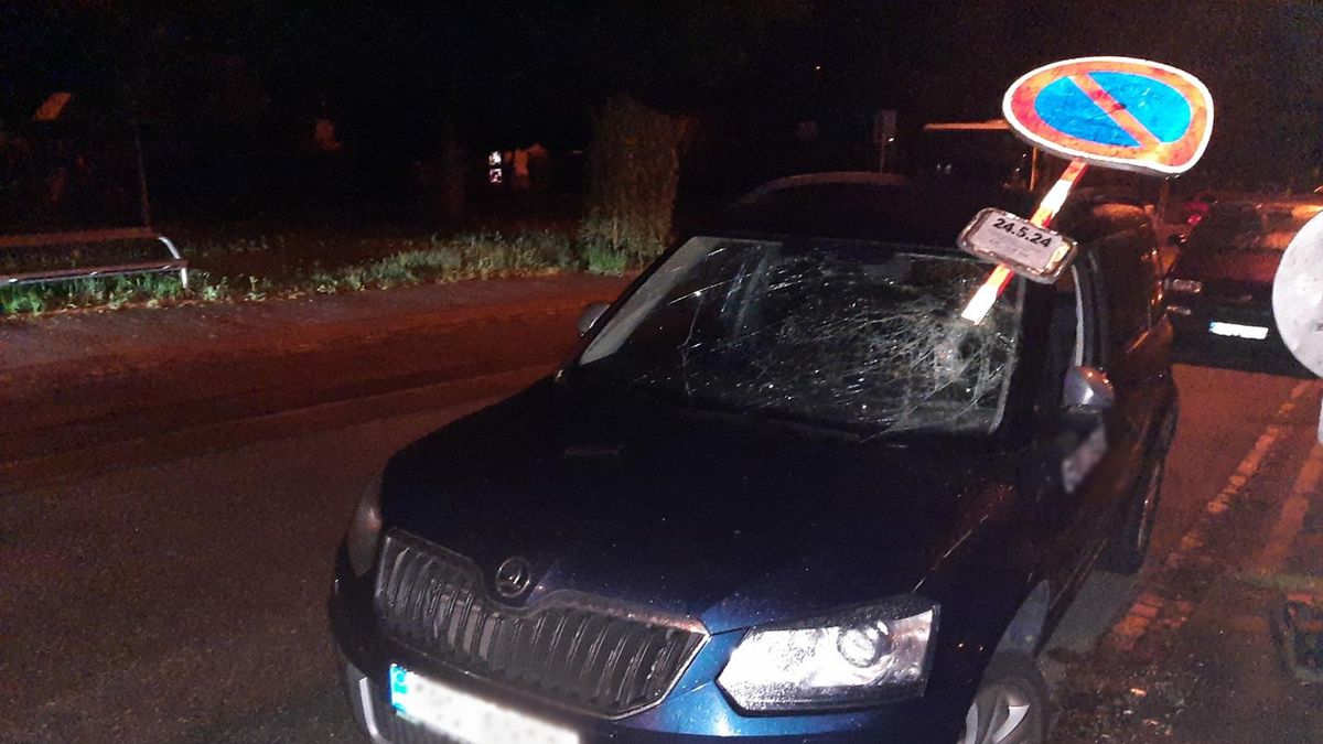 Do čelního skla zapíchl dopravní značku. Opilý mladík v Brně demoloval auta, hrozí mu vězení