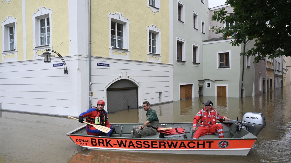 Neuvěřitelný příběh ze záplav v Německu: Žena strávila přes 60 hodin v koruně stromu