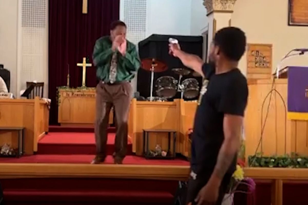 Američan se během bohoslužby pokusil zastřelit pastora. „Přikázal mi to Bůh“