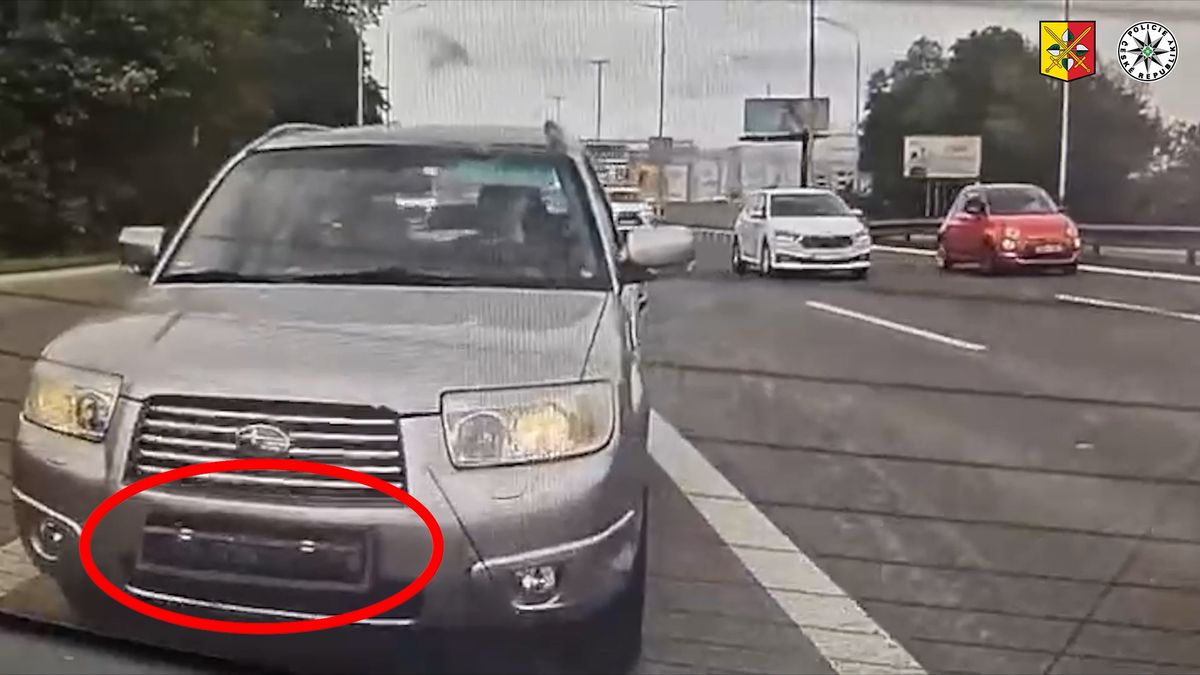 Jako z bondovky. Řidič v Praze protáčel registrační značky na autě policistům za zády