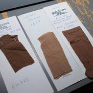 Pod několika druhy světel pak mohou zaměstnanci zkontrolovat, jestli odstín punčochy sedí, a může se zařadit do dané kolekce