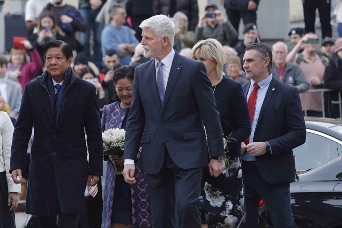 Příjezd filipínského prezidenta Ferdinanda R. Marcose ml. s manželkou na Pražský hrad a přivítání prezidentem Petrem Pavlem a jeho manželkou Evou Pavlovou (I. nádvoří).