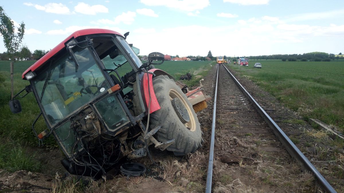 Problémy traktorů na Hradecku: Jeden hořel, druhý se srazil s vlakem