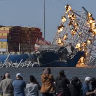 Tyto exploze umožnily technikům  „použít jeřáby a čluny k odstranění těchto částí mostu a nakonec odstranit nákladní loď Dali z kanálu,“ uvedla skupina Unified Command