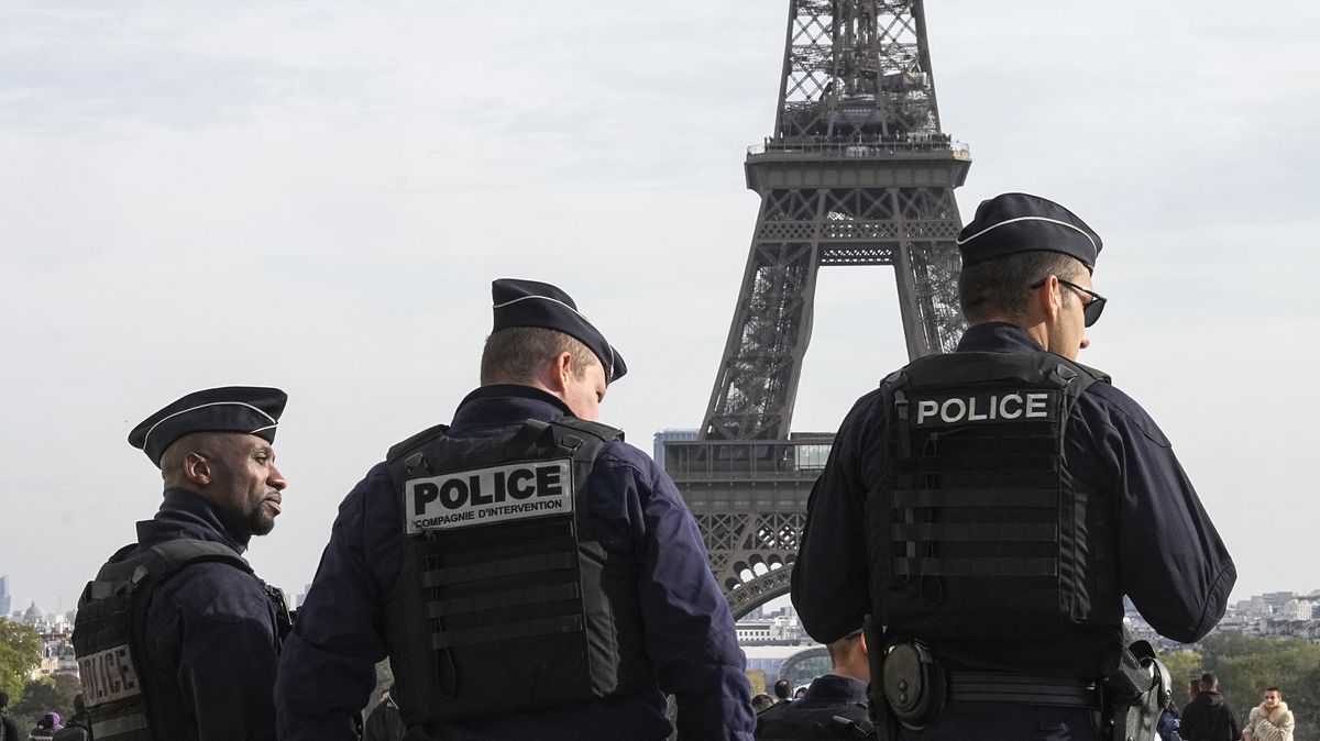 Pod Eiffelovkou se objevilo pět rakví s nápisem „Francouzští vojáci, kteří padli na Ukrajině“