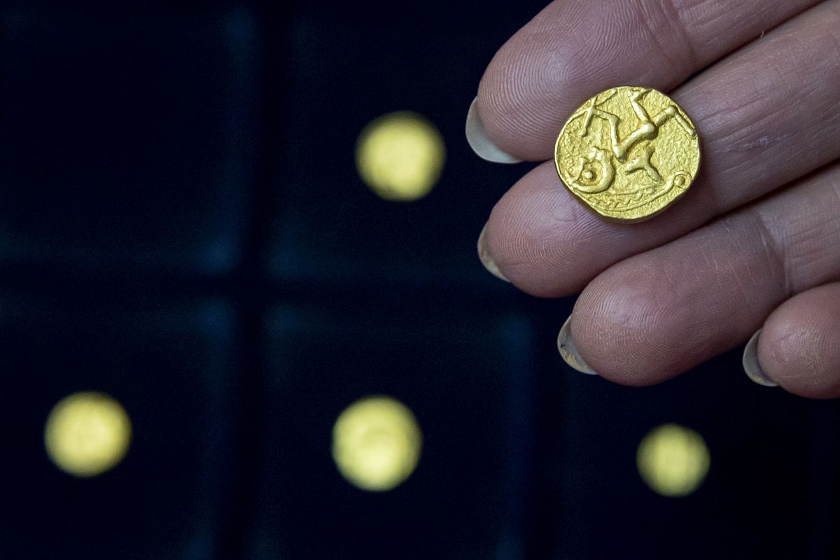 FOTO: Poklad nevyčíslitelné hodnoty. Archeologové ukázali nález zlatých a stříbrných mincí