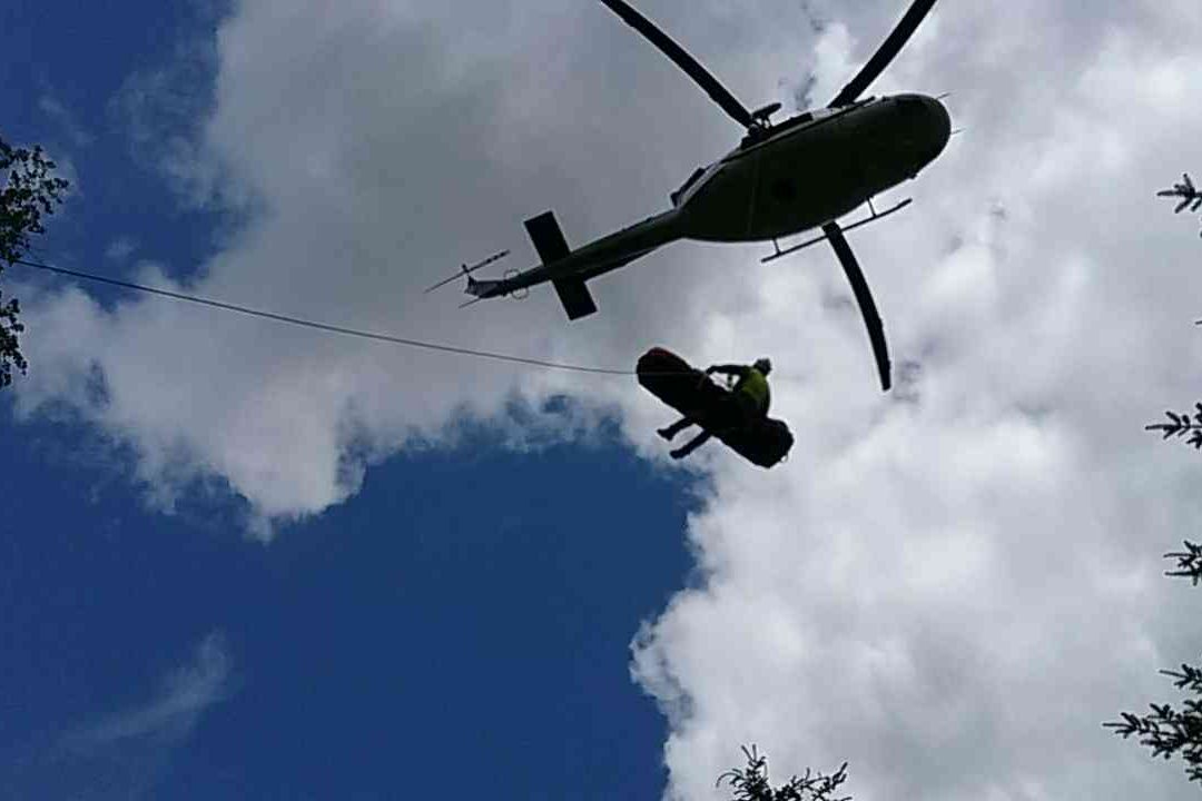 Zraněného cyklistu zachraňoval v lese na Blanensku vrtulník