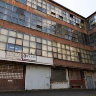 Pletárna sídlí v architektonicky zajímavé, po letech ale omšelé budově. Na první pohled působí jako popelka, myslí si majitel firmy Veselík. Každý pletařský stroj váží několik tun, takže je nutné, aby budova měla dobrou nosnost. Tu zajišťují mohutné sloupy uvnitř budovy. Plášť je naopak velmi lehký, sestávající z mnoha oken