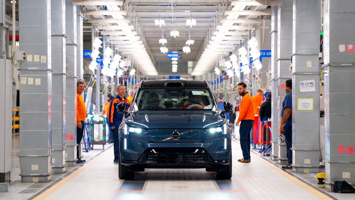 Se zpožděním zahájilo Volvo výrobu největšího elektrického SUV