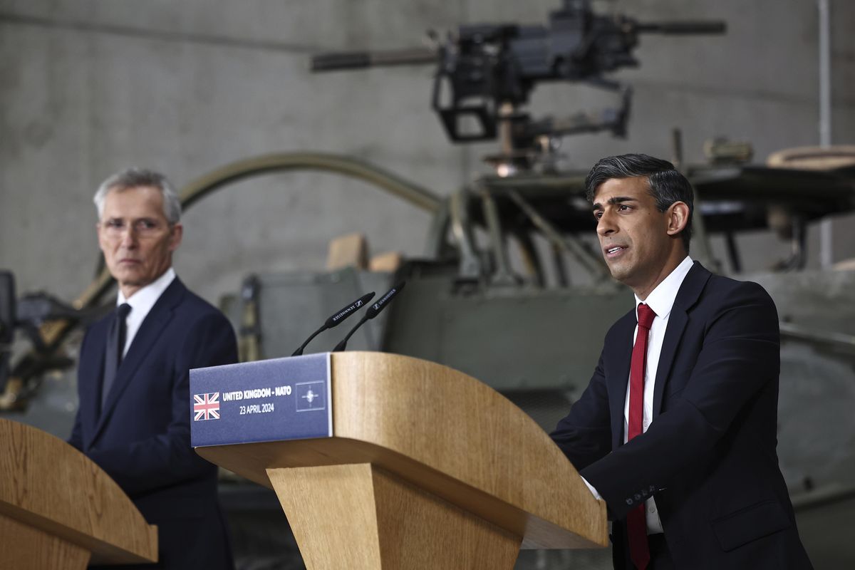 Británie uvede zbrojní průmysl do válečného režimu, oznámil Sunak