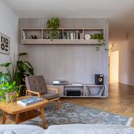 Architekti ponechali v bytě také žebrové radiátory a fabiony (zaoblený přechod mezi stěnou a stropem), které skvěle ladí s charakterem bytu 