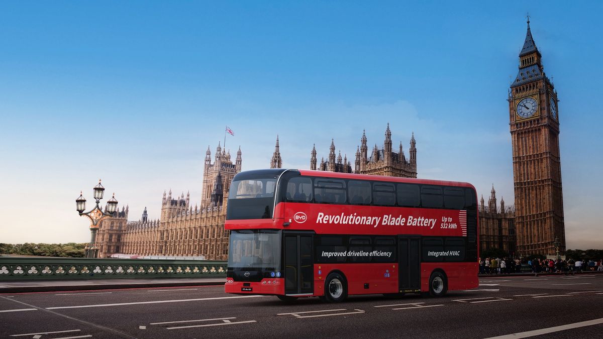 Čínský BYD představil červené dvoupatrové autobusy navržené pro Londýn