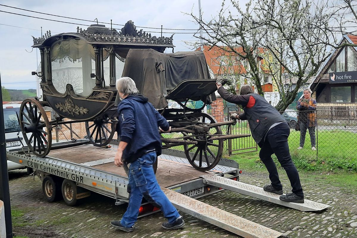 Historický pohřební kočár vyjel po letech na denní světlo. Zamířil k novému majiteli  