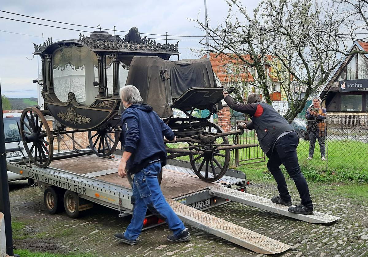Stěhování z Příbora do Kladrub, na všech čtyřech kolech se pohřební kočár ocitl po dlouhé době. 