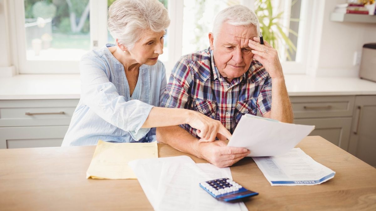 Důchodci dostanou naposledy státní příspěvky na penzijní spoření, ostatním se upraví