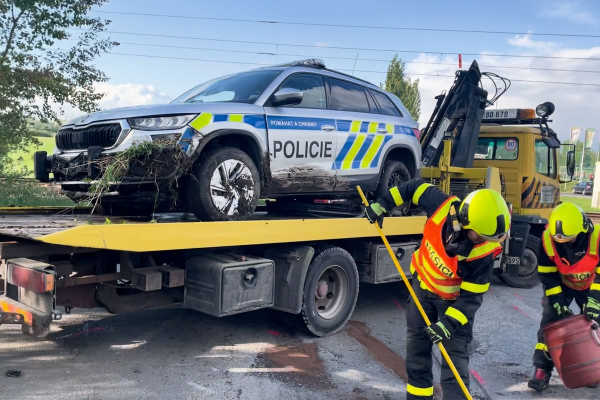 Policejní kodiaq se na Opavsku srazil s fordem a skončil v příkopu