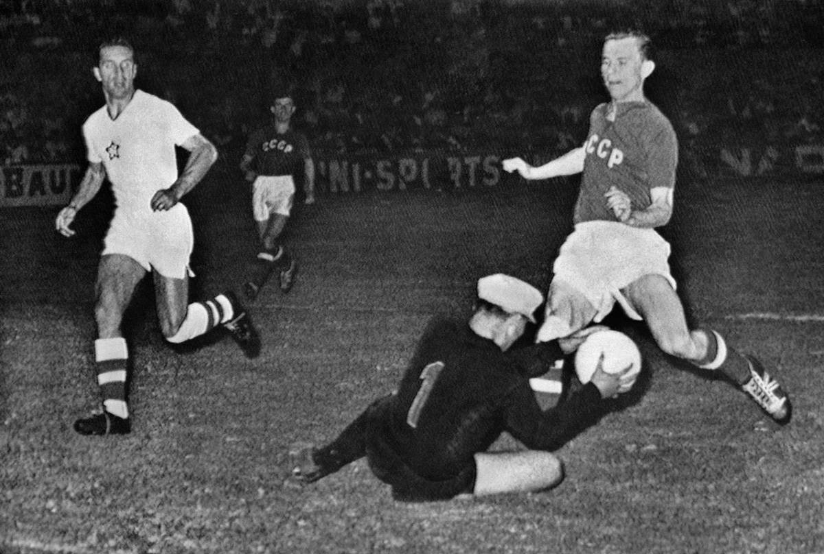První pohár mistrů v roce 1960 vyhrál Sovětský svaz, který nás v semifinále porazil 3:0. Na snímku se československý brankář Viliam Schrojf snaží vykrýt střelu sovětského útočníka