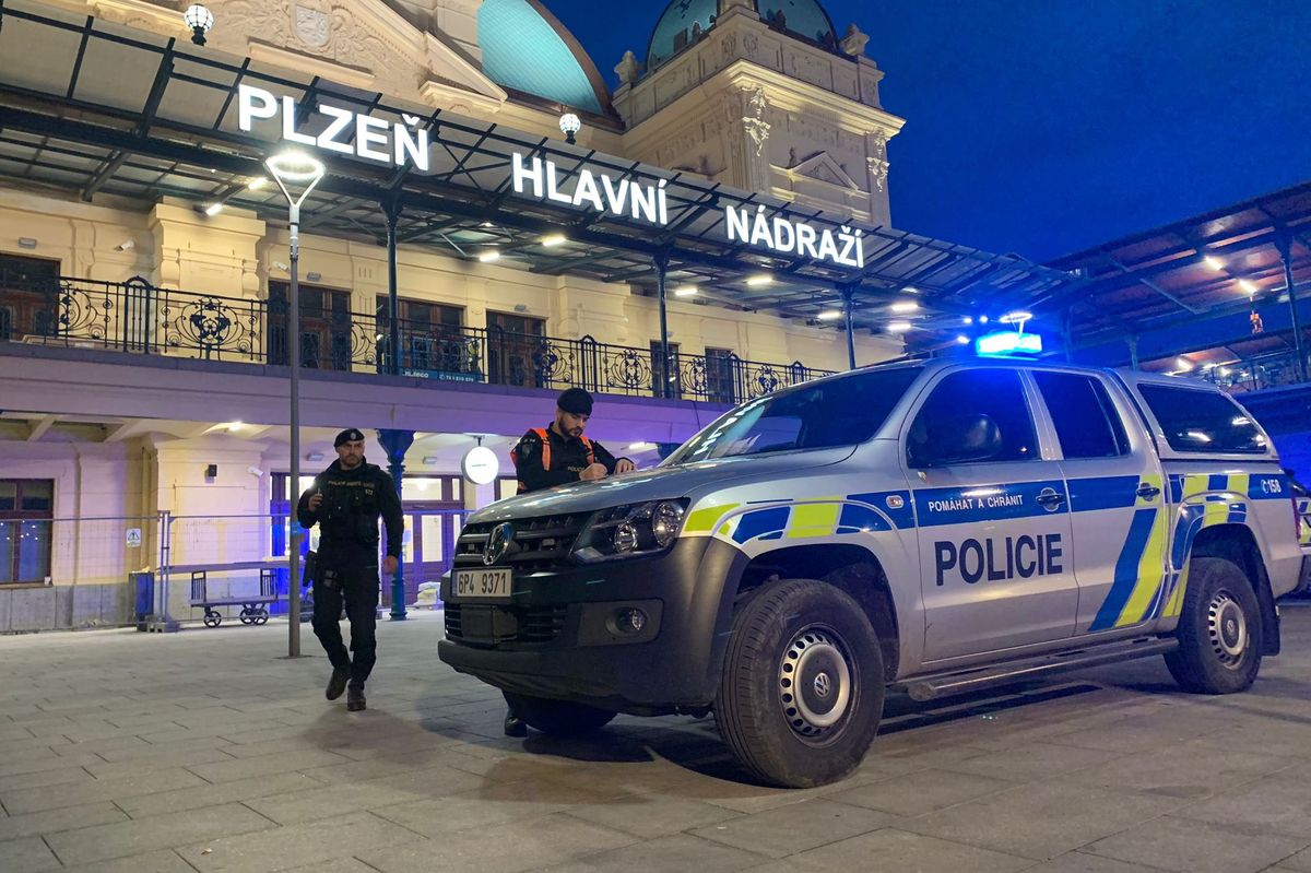 Policie evakuovala vlakové i autobusové nádraží v Plzni kvůli podezřelému zavazadlu