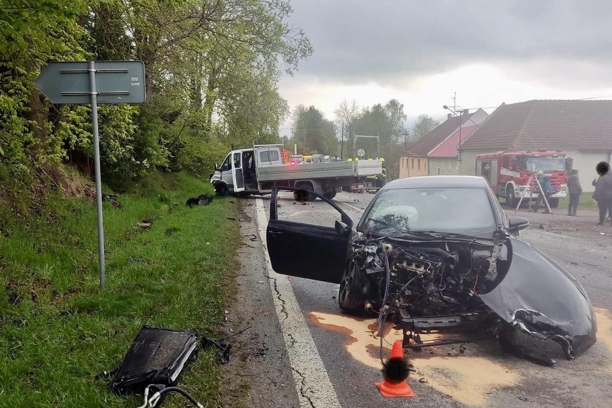 Mladý řidič na Českokrumlovsku nezvládl zatáčku a srazil se s náklaďákem