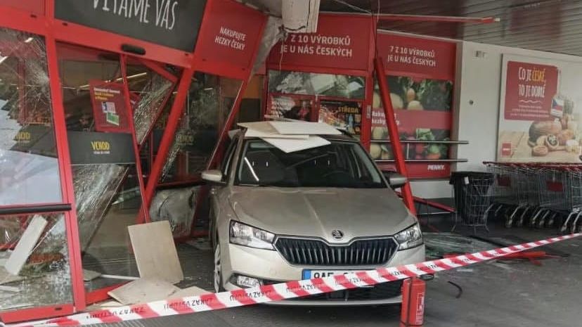 Řidič v Pelhřimově nacouval přímo do vstupních dveří supermarketu