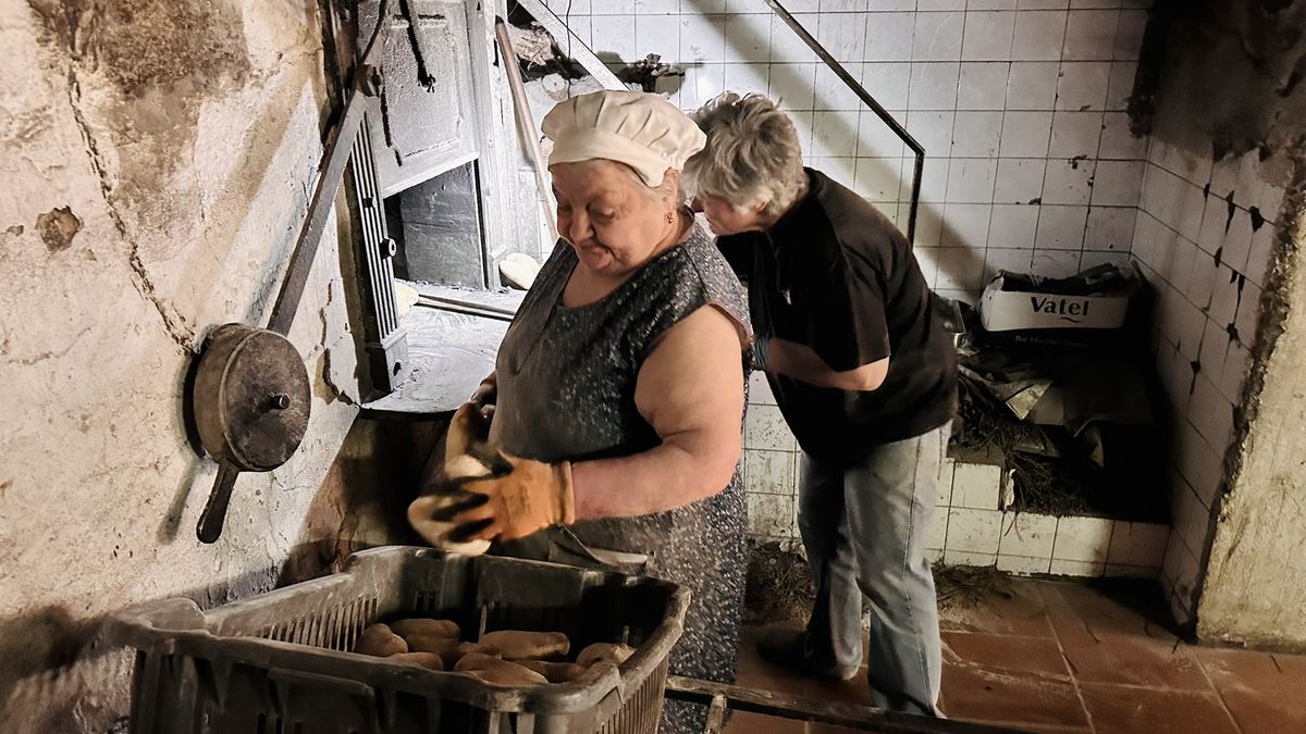 Bezejmennou pekárnu vede už půlstoletí paní Břichatá