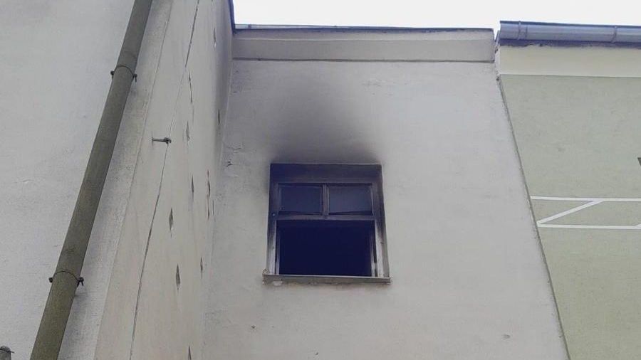 Při požáru domu v Plzni vypadl muž z okna