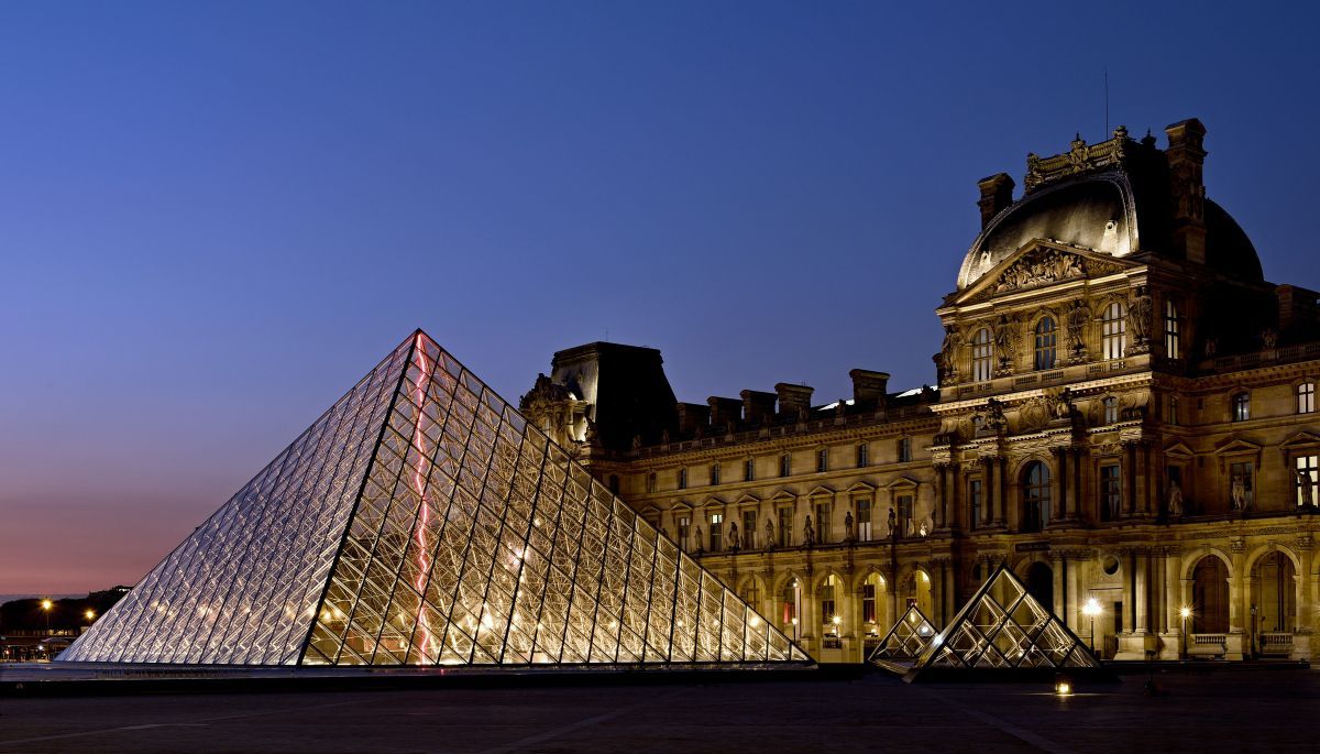 Pyramida v Louvru