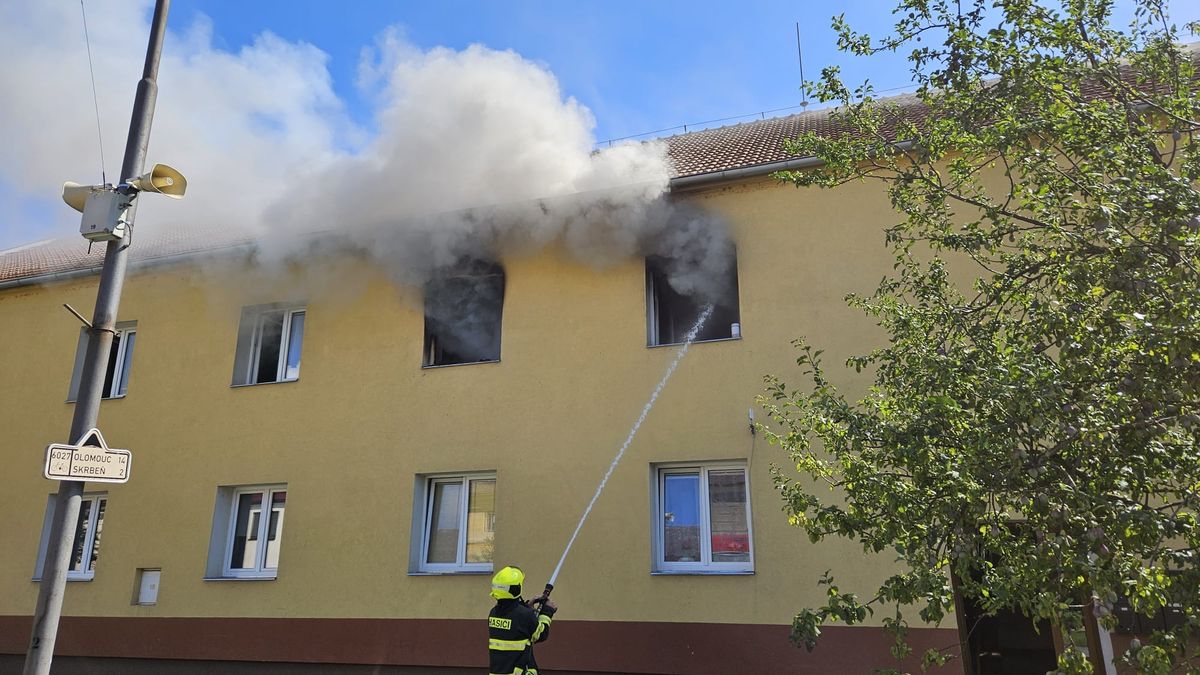 U Olomouce hořelo v bytovém domě. Jeden člověk skončil v nemocnici