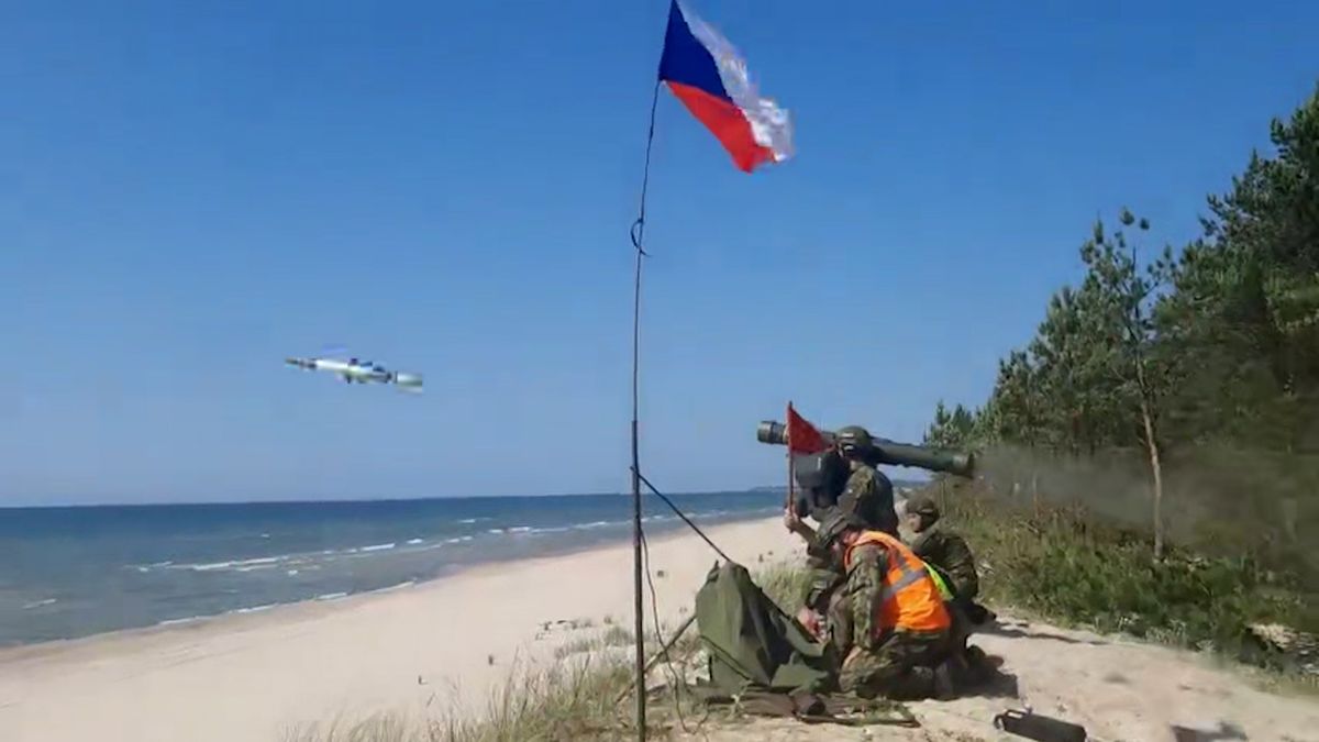 Strakoničtí vojáci cvičili v Lotyšsku střelbu na sebevražedné drony