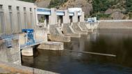 Část vltavské vodní elektrárny ve Vraném je mimořádně na suchu