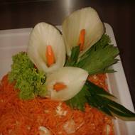 Kytky z bílé ředkve na mrkvovém salátu